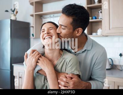 Ich schätze diese Liebe mit meiner Liebe. Ein junges Paar verbringt Zeit zusammen zu Hause. Stockfoto
