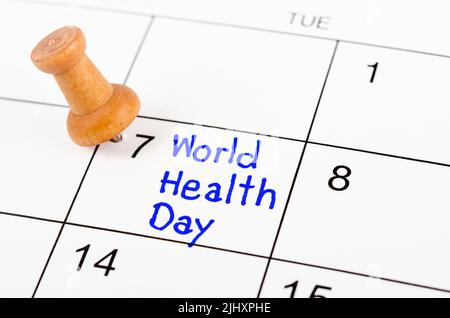Handschrifterinnerung zum Weltgesundheitstag im Kalender mit Holznadel. April 07. Stockfoto
