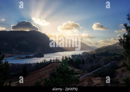 Schottische Landschaft und Winterwanderungen: Blick über Loch Shiel und jetzt auf den Spuren in der Nähe des Glenfinnan Viadukts, Schottland Stockfoto