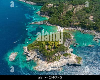 Luftaufnahme des Limni Beach Glyko, auf der Insel Korfu. Griechenland. Wo die beiden Strände mit dem Festland verbunden sind und eine wunderbare Landschaft bieten Stockfoto