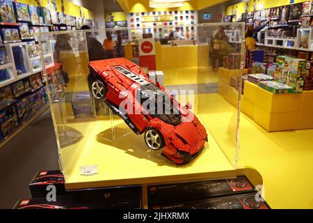 LEGO Store, Mall of Scandinavia, in der Stadt Stockholm, Schweden. Im Bild: Ferrari Dayona SP3 in Lego. Stockfoto