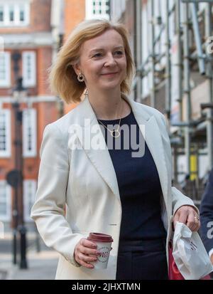 London, England, Großbritannien. 21.. Juli 2022. Die Kandidatin der konservativen Parteiführung und Außenministerin LIZ RUSS wird bei ihrem Wahlkampfbüro in Westminster gesehen. (Bild: © Tayfun Salci/ZUMA Press Wire) Stockfoto