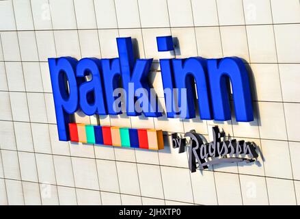 KIEW, UKRAINE – 16. MÄRZ: Park Inn by Radisson Kyiv Troyitska (ehemals Park Inn und Park Inn International) am 16. März 2021 in Kiew, Ukraine. Es hat Stockfoto