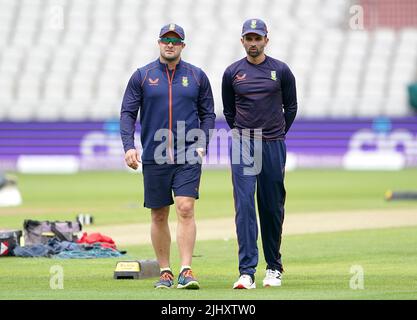 Südafrika-Trainer Mark Boucher (links) und Kapitän Keshav Maharaj während einer Trainingseinheit im Emirates Old Trafford, Manchester. Bilddatum: Donnerstag, 21. Juli 2022. Stockfoto