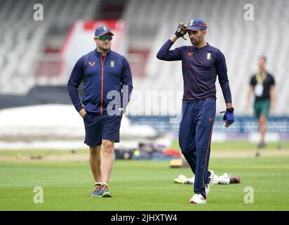 Südafrika-Trainer Mark Boucher (links) und Kapitän Keshav Maharaj während einer Trainingseinheit im Emirates Old Trafford, Manchester. Bilddatum: Donnerstag, 21. Juli 2022. Stockfoto