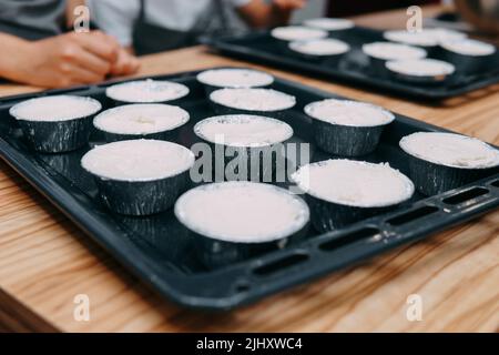 Kochen süßer Cupcakes mit kandierten Früchten auf dem kulinarischen MK. Wir kochen zu Hause. Stockfoto