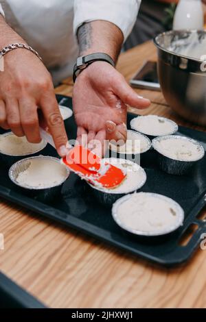 Kochen süßer Cupcakes mit kandierten Früchten auf dem kulinarischen MK. Wir kochen zu Hause. Stockfoto