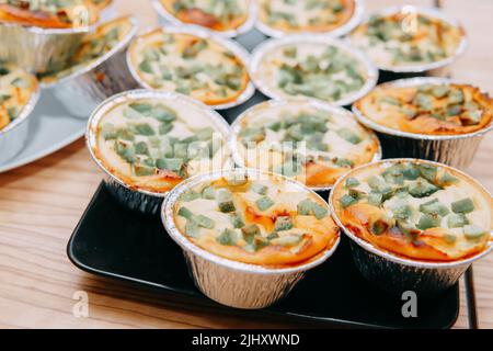 Süße Cupcakes mit kandierten Früchten aus der Nähe. Wir kochen zu Hause. Stockfoto