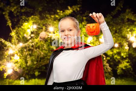 Mädchen im halloween Kostüm von dracula mit Kürbis Stockfoto