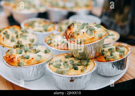 Süße Cupcakes mit kandierten Früchten aus der Nähe. Wir kochen zu Hause. Stockfoto