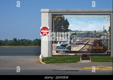 Historische Motive an einer Wand am Ohio River, Paducah, Kentucky, Vereinigte Staaten von Amerika Stockfoto