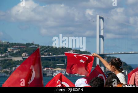 Istanbul, Türkei - 2022. Juli: Junges Mädchen mit türkischer Flagge und seiner Umgebung. Menschen, die die türkische Flagge auf dem Schiff schwenken. Stockfoto