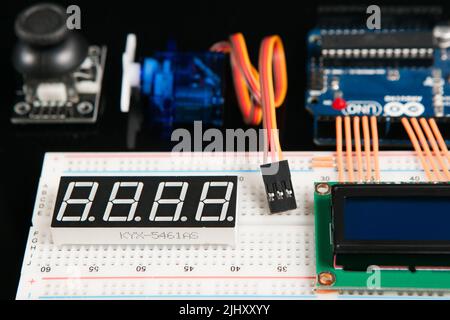 Arduino UNO Board mit elektronischen Komponenten Stockfoto