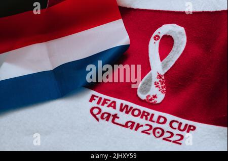 KATAR, DOHA, 18. JULI 2022: Niederlande Nationalflagge und Logo der FIFA Fußball-Weltmeisterschaft in Katar 2022 auf rotem Teppich. Fußballsport Hintergrund, bearbeiten Raum. Qat Stockfoto