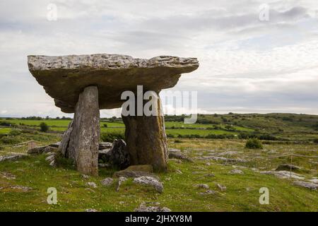 Neolithisches Grab Poulnabrone Dolmen im Burren National Park in Irland Stockfoto