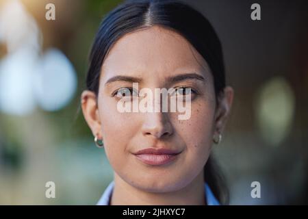 Nahaufnahme Porträt von Frauen mit gemischter Rasse Gesicht und Augen, die nach vorne und in die Kamera blicken. Zoom-Headshot einer hispanischen Frau, die hereinstarrt und zuschaut Stockfoto