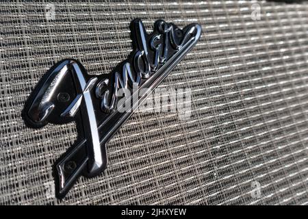 Nahaufnahme des Fender-Logos am Gitarrenverstärker Stockfoto