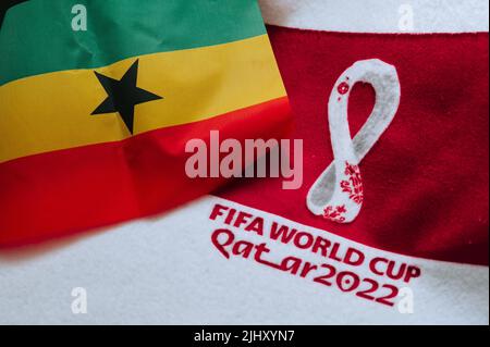 KATAR, DOHA, 18. JULI 2022: Ghana Nationalflagge und Logo der FIFA Fußball-Weltmeisterschaft in Katar 2022 auf rotem Teppich. Fußballsport Hintergrund, bearbeiten Raum. Katar 22 Stockfoto