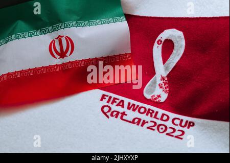 KATAR, DOHA, 18. JULI 2022: Iran Nationalflagge und Logo der FIFA Fußball-Weltmeisterschaft in Katar 2022 auf rotem Teppich. Fußballsport Hintergrund, bearbeiten Raum. Katar 22 W Stockfoto