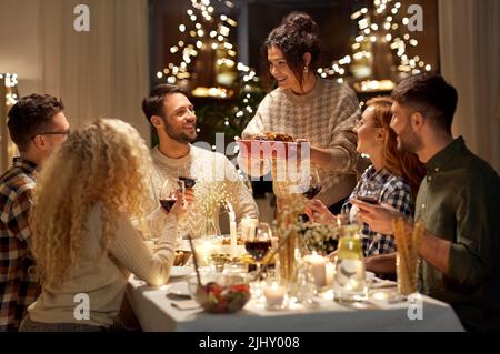 Gerne Freunde in Weihnachten Abendessen zu Hause Stockfoto