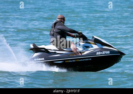 Fat, man, on, Jetski, Jet, Ski, Cowes, Isle of Wight, England, Großbritannien, Großbritannien, Großbritannien, Stockfoto