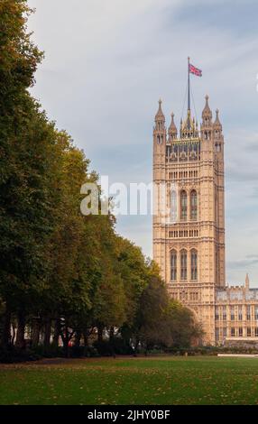 Victoria Tower, quadratischer Turm am südwestlichen Ende des Palace of Westminster in London, Großbritannien. Vertikales Foto
