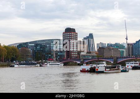 Blick auf das Albert Embankment, Stadtbild von London, Großbritannien. Boote liegen auf der Themse in der Nähe der Lambeth Bridge Stockfoto