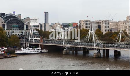 Hungerford Bridge und Golden Jubilee Bridges über der Themse, London, Großbritannien Stockfoto