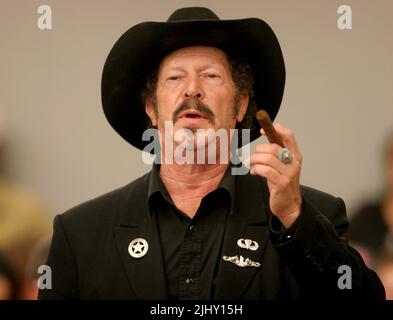 Kinky Friedman setzt sich am Donnerstag, den 2. November 2006, für den Gouverneur von Texas in der Smith Entrepreneur Hall auf dem Campus der Texas Christian University in Fort Worth, Tarrant County, TX, USA, ein. Friedman, 62, ist ein Sänger, Songwriter, Autor und Humorist, der einer von zwei unabhängigen Gouverneurskandidaten ist, die hoffen, den Sitz des amtierenden republikanischen Gouverneurs zu entsetzen. Rick Perry wird der erste unabhängige Gouverneur des Lonestar State seit Sam Houston im Jahr 1859. (APEX MediaWire Foto von Timothy J. Jones) Stockfoto