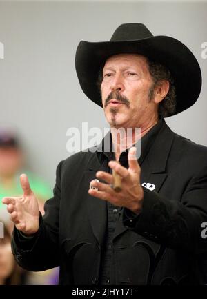 Kinky Friedman setzt sich am Donnerstag, den 2. November 2006, für den Gouverneur von Texas in der Smith Entrepreneur Hall auf dem Campus der Texas Christian University in Fort Worth, Tarrant County, TX, USA, ein. Friedman, 62, ist ein Sänger, Songwriter, Autor und Humorist, der einer von zwei unabhängigen Gouverneurskandidaten ist, die hoffen, den Sitz des amtierenden republikanischen Gouverneurs zu entsetzen. Rick Perry wird der erste unabhängige Gouverneur des Lonestar State seit Sam Houston im Jahr 1859. (APEX MediaWire Foto von Timothy J. Jones) Stockfoto