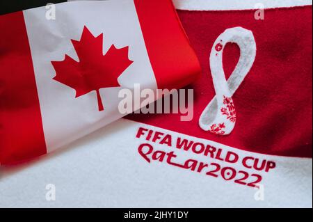 KATAR, DOHA, 18. JULI 2022: Kanada Nationalflagge und Logo der FIFA Fußball-Weltmeisterschaft in Katar 2022 auf rotem Teppich. Fußballsport Hintergrund, bearbeiten Raum. Katar 22 Stockfoto