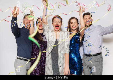 Freunde werfen Party-Streamer und Spaß haben Stockfoto