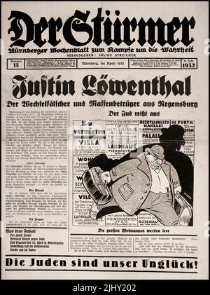 DER STURMER Vintage 1930s Nazi-rassistische antijüdische Zeitung der Stürmer (wörtlich: ‘Der Stormer;’ oder genauer: ‘Der Angreifer’) war eine wöchentliche Nazi-Zeitung, die von 1923 bis zum Ende des Zweiten Weltkriegs im Jahr 1945 veröffentlicht wurde. ‘Stürmer’ war vor allem für seine antisemitischen Karikaturen bekannt, die Juden als hässliche Charaktere mit übertriebenen Gesichtszügen und unformbaren Körpern enthüllten. Es war der Beitrag des Eigentümers Julius Streicher zur Vernichtung der europäischen Juden. Er wurde 1945 wegen Kriegsverbrechen hingerichtet Stockfoto