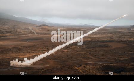 Pohakuloa Training Area, Usa. 21. Mai 2018. US-Marineinfanteristen feuern mit dem Bataillon 5., 11. Marineinfanteristen, 1. Marine Division, während des Rim of the Pacific 2022 auf dem Pohakuloa Training Area am 21. Mai 2018 in Mauna Loa, Hilo, Hawaii, ein M142 High-Mobility Artillery Rocket System, bekannt als HIMARS. Kredit: Cpl. Patrick King/US Marines Photo/Alamy Live News Stockfoto