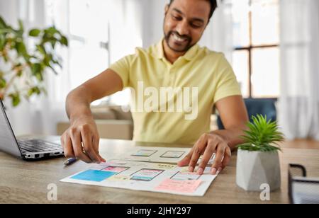 ui-Designer, der zu Hause an der Benutzeroberfläche arbeitet Stockfoto