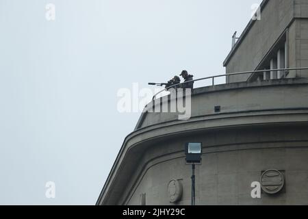 Brüssel, Belgien. 21.. Juli 2022. Scharfschützen bewachen eine Veranstaltung des belgischen Nationalfeiertags in Brüssel, Belgien, 21. Juli 2022. Belgien feierte am 21. Juli seinen Nationalfeiertag. Quelle: Zheng Huansong/Xinhua/Alamy Live News Stockfoto