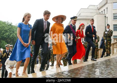 Brüssel, Belgien. 21.. Juli 2022. König Philippe (3. R), Königin Mathilde (3. L), Prinzessin Elisabeth (2. R), Prinz Gabriel (2. L), Prinz Emmanuel (1. R) und Prinzessin Eleonore (1. L) von Belgien nehmen am 21. Juli 2022 an einer Veranstaltung zum belgischen Nationalfeiertag in Brüssel, Belgien, Teil. Belgien feierte am 21. Juli seinen Nationalfeiertag. Quelle: Zheng Huansong/Xinhua/Alamy Live News Stockfoto