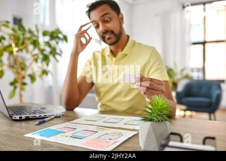 ui-Designer, der zu Hause an der Benutzeroberfläche arbeitet Stockfoto