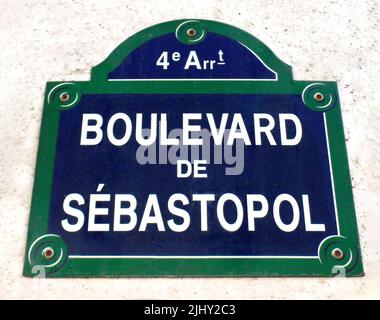 Pariser Schild Boulevard traditionelle Straße Straßenschild 'Boulevard de Sebastopol' 4e Arrondissement Paris Frankreich Stockfoto