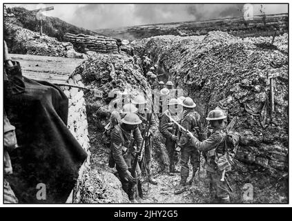 WW1 Schlacht an der Somme : Britische Soldaten des Bataillons von 1., die Lancashire Fusiliers, die vor dem Angriff auf Beaumont Hamel Bajonette fixierten. Schlacht an der Somme. Soldaten trugen ‘Kampfbefehl’, mit dem Haversack anstelle des Rudel und mit dem gerollten Erdblatt, das am Gürtel unter dem Mistkinn befestigt war, der Rationen enthielt. Der Offizier im Vordergrund (rechts) trägt die Uniform anderer Ränge, um weniger auffällig zu sein. Westfront Weltkrieg 1 Erster Weltkrieg Der Große Krieg Stockfoto