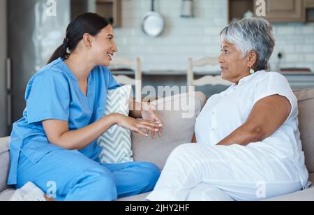 Gute Unterhaltung. Beschnittenes Porträt einer attraktiven älteren Frau und ihrer Krankenschwester im Altersheim. Stockfoto