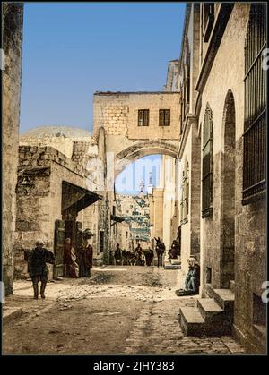 JERUSALEM Vintage Travel 1900s The Arch of Ecce Homo, Jerusalem, Heiliges Land. Der Ecce Homo Arch ist ein beeindruckender Steinbogen, der über der Via Dolorosa Street erbaut wurde. Dieser alte Bogen ist als Ecce Homo bekannt, was auf Latein „das ist der Mann“ bedeutet. Viktorianische Photochrom-Bildtechnik 1900s Stockfoto