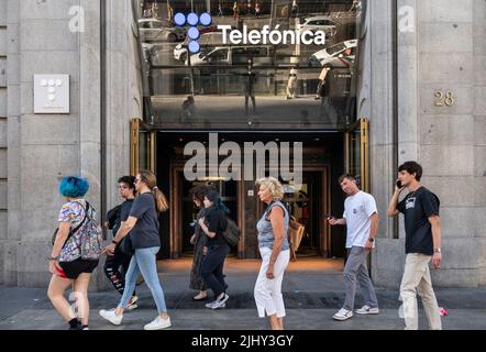 Fußgänger laufen am spanischen multinationalen Telekommunikationsunternehmen Telefonica in Spanien vorbei. Stockfoto