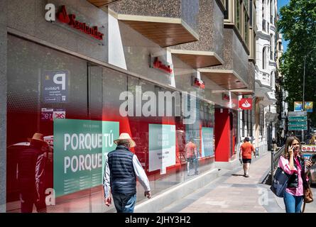 Fußgänger gehen an der spanischen multinationalen Geschäftsbank und den Finanzdienstleistungen der spanischen Niederlassung von Santander vorbei. Stockfoto