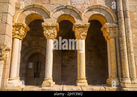 Romanisches Atrium. Kirche San Julian und Santa Basilisa, Rebolledo de la Torre, Provinz Burgos, Castilla Leon, Spanien. Stockfoto