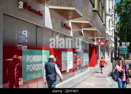 Madrid, Spanien. 21.. Juli 2022. Fußgänger gehen an der spanischen multinationalen Geschäftsbank und den Finanzdienstleistungen der spanischen Niederlassung von Santander vorbei. (Foto: Xavi Lopez/SOPA Images/Sipa USA) Quelle: SIPA USA/Alamy Live News Stockfoto