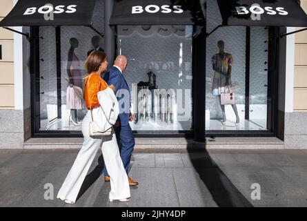 Madrid, Spanien. 21.. Juli 2022. Fußgänger kommen am Logo der deutschen Bekleidungsmarke Hugo Boss in Spanien vorbei. (Foto: Xavi Lopez/SOPA Images/Sipa USA) Quelle: SIPA USA/Alamy Live News Stockfoto