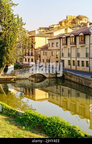 Der Douro-Fluss fließt durch das hübsche mittelalterliche Dorf San Esteban de Gormaz in Soria, Spanien. Stockfoto