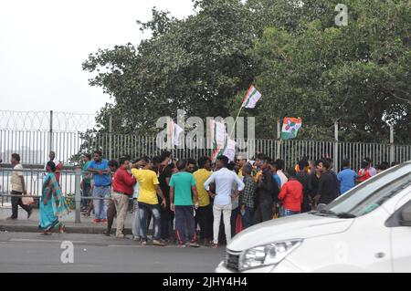 Kalkutta, Indien. 21.. Juli 2022. Nach einer zweijährigen Pause aufgrund von Covid-19 ist es heute die wichtigste jährliche Veranstaltung des Trinamool-Kongresses (TMC), die „Shaheed Diwas“ (Märtyrertag)-Kundgebung im Herzen von Kalkutta. Die Kundgebung ist für die TMC von entscheidender Bedeutung, da ihr Vorsitzender und der westbengalische Chief Minister Mamata Banerjee die Plattform nutzt, um den Fahrplan der Partei für die nächsten 12 Monate festzulegen, und im Laufe der Jahre haben sich wichtige Führer anderer Parteien ihr auf der Shaheed Diwas-Bühne angeschlossen. (Bild: © Anubrata Mondal/Pacific Press via ZUMA Press Wire) Stockfoto