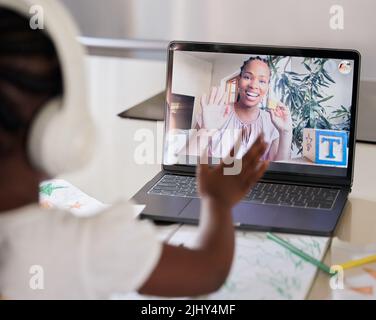 Fernunterricht mit Zoom. afroamerikanische Lehrerin auf einem Laptop-Bildschirm nach Hause schulend ein junges Mädchen aus der Ferne. Schwarze Frau Tutor geben ein Stockfoto